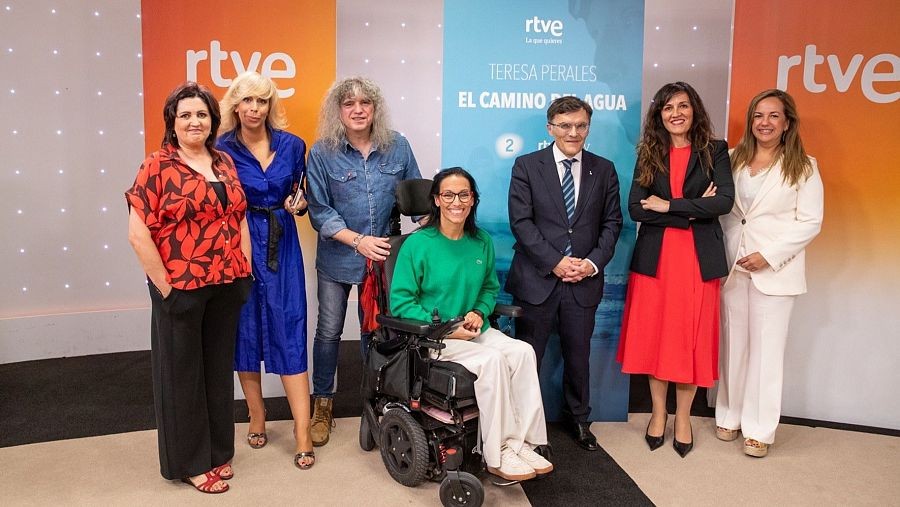 Foto de familia de Teresa Perales con los responsables de RTVE y del CPE en la presentación del documental