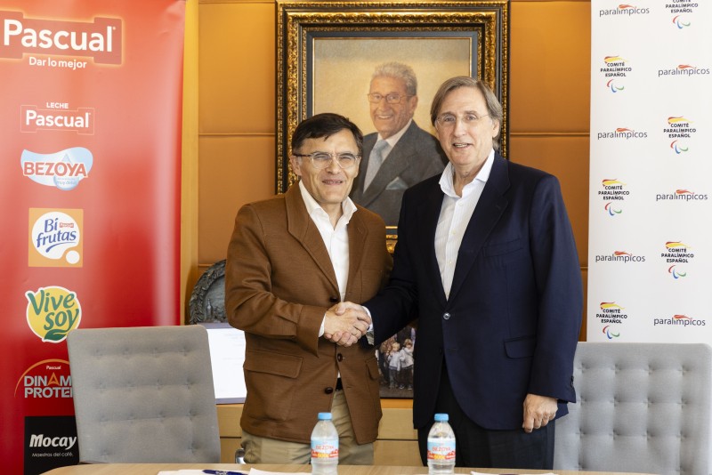 Alberto Durán y Tomás Pascual Gómez-Cuétara estrechan sus manos tras firmar el acuerdo