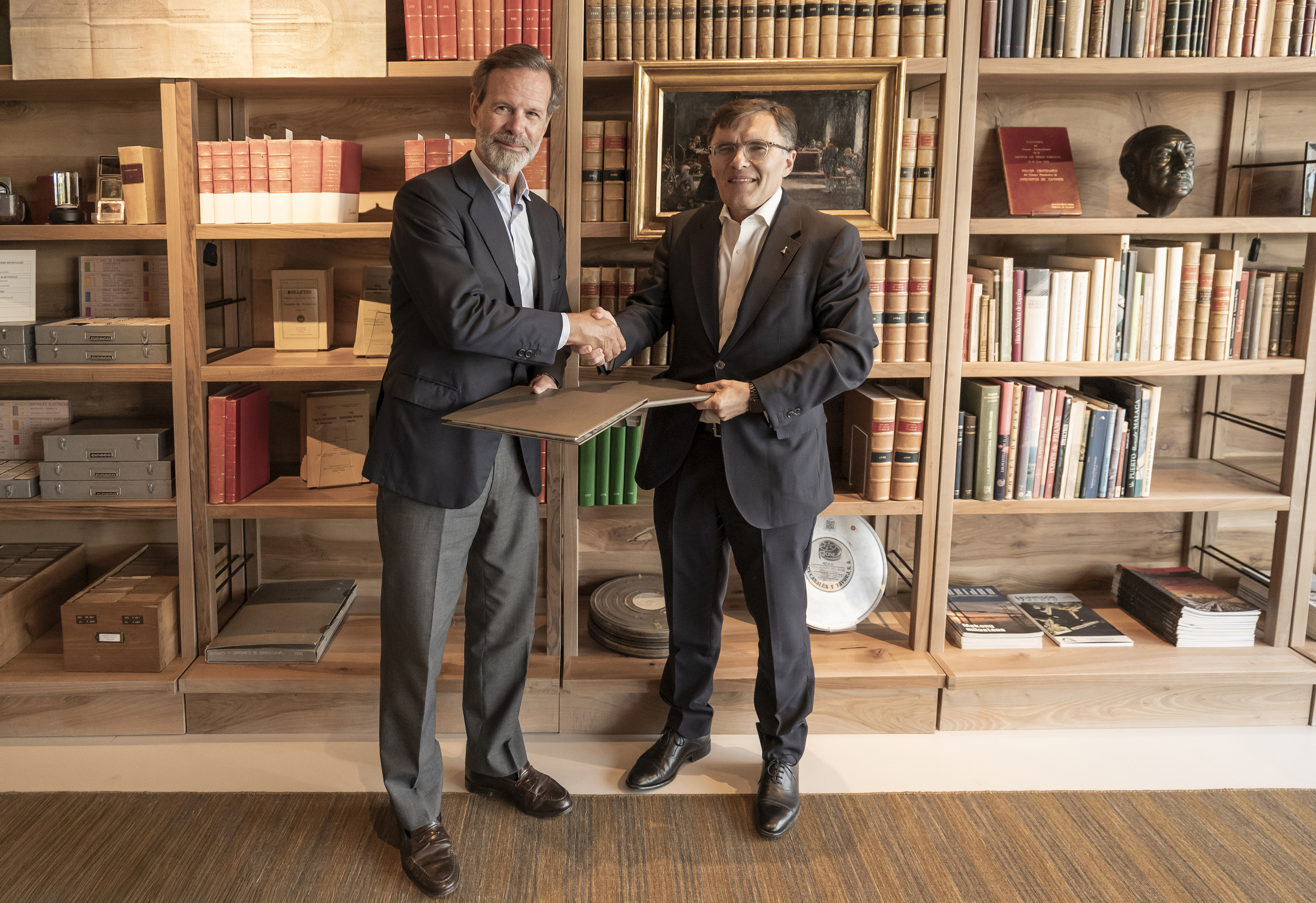 Juan Ignacio Entrecanales y Alberto Durán estrechan sus manos en la renovación del acuerdo