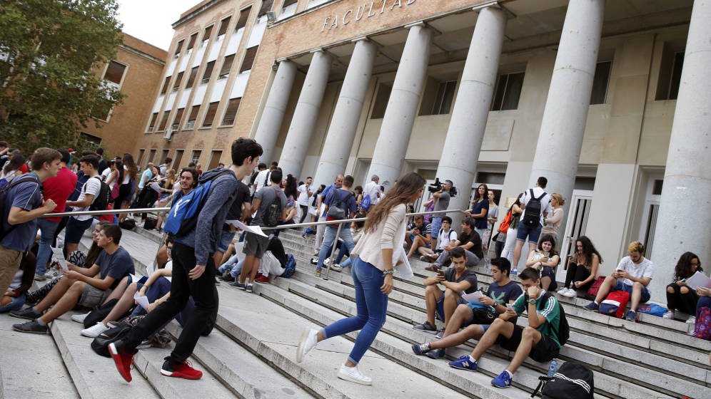 Jóvenes universitarios en la puesta de una facultad