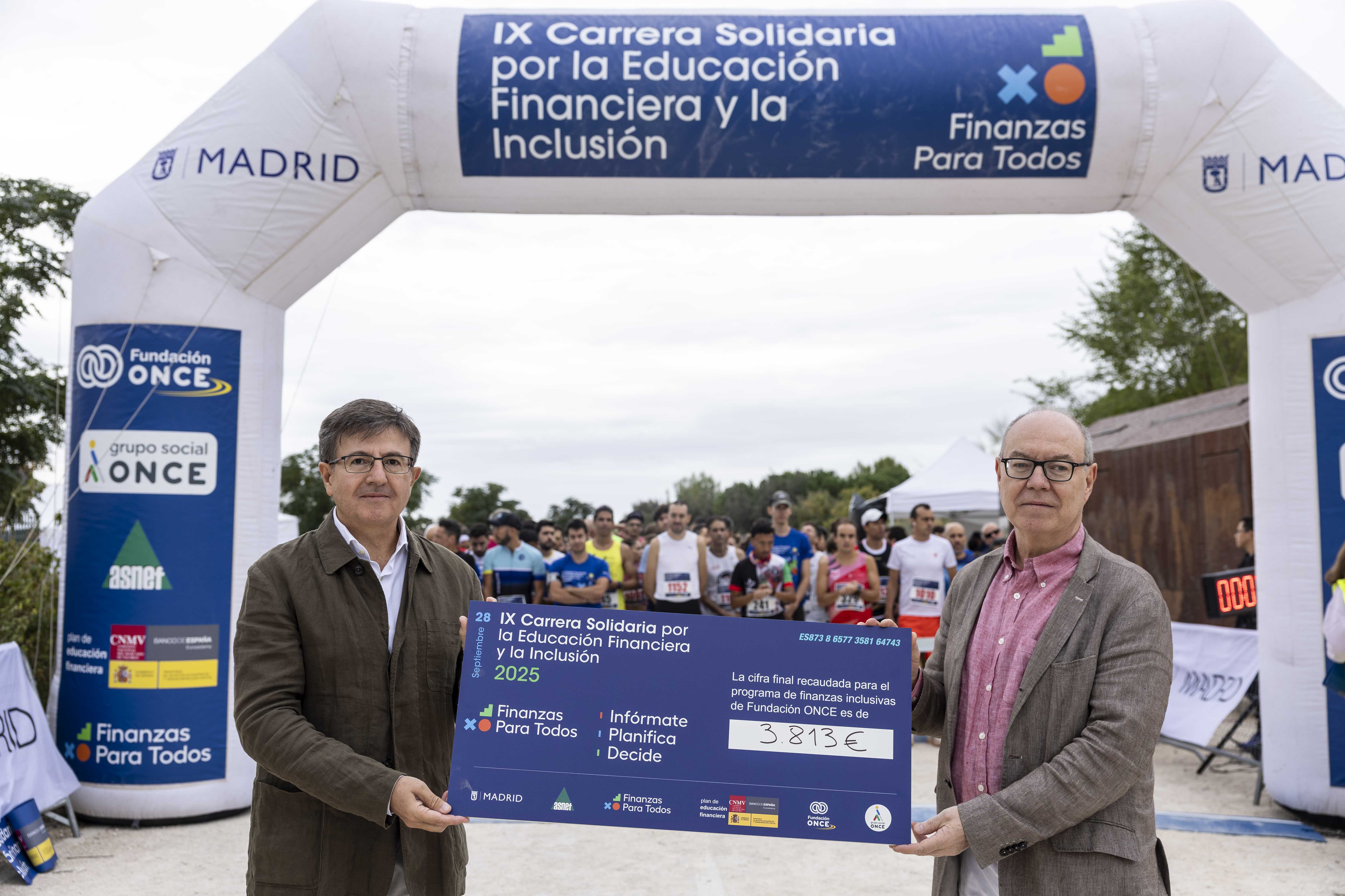 Responsables de la organización muestran el cheque con la recaudación