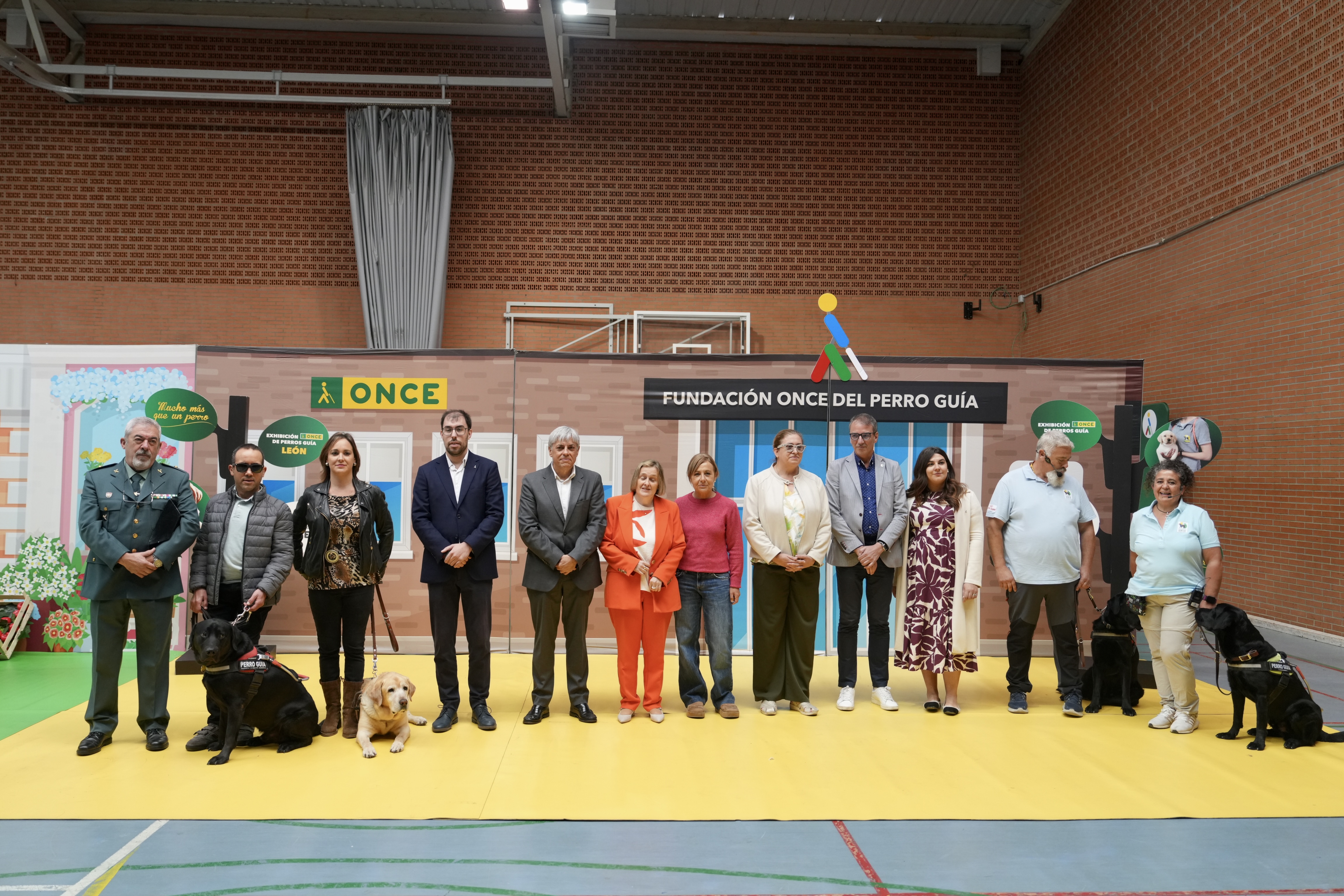 Foto de familia de la exhibición de los perros guía de la ONCE en León Foto de familia de la exhibición de los perros guía de la ONCE en León