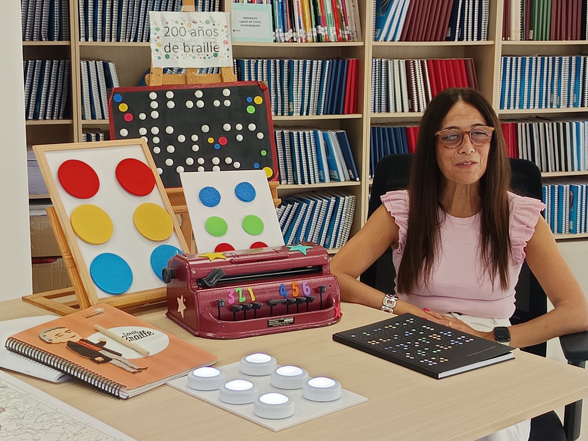 Susana Mangut junto a su material braille