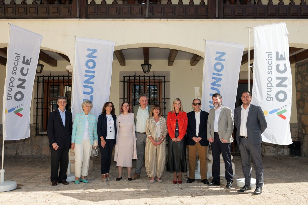 Foto de familia de las autoridades en la inauguración del CRAC de Mota del Cuervo
