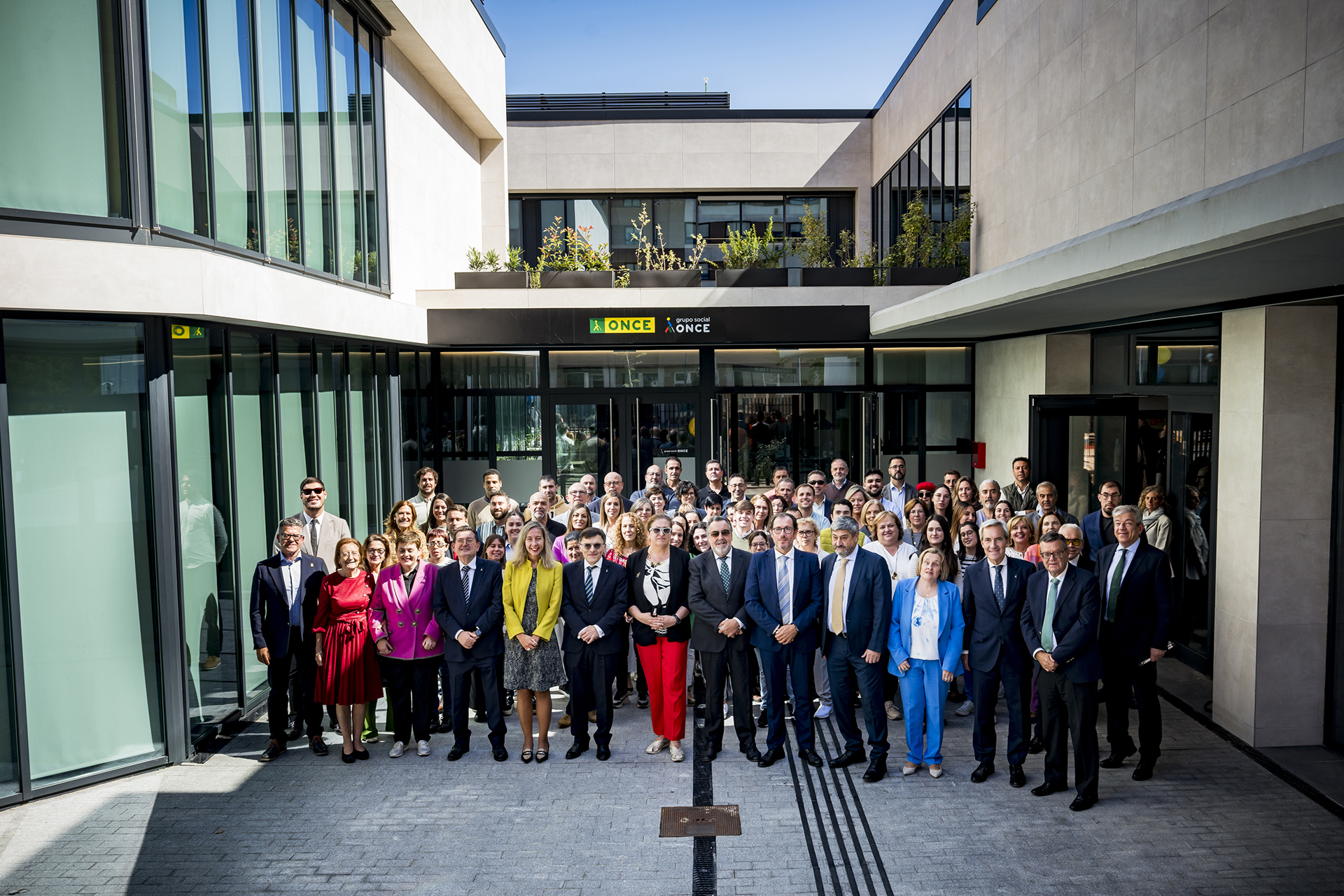 Miembros del Consejo General de la ONCE junto a la plantilla de la nueva sede de la Delegación de la ONCE en Castilla y León