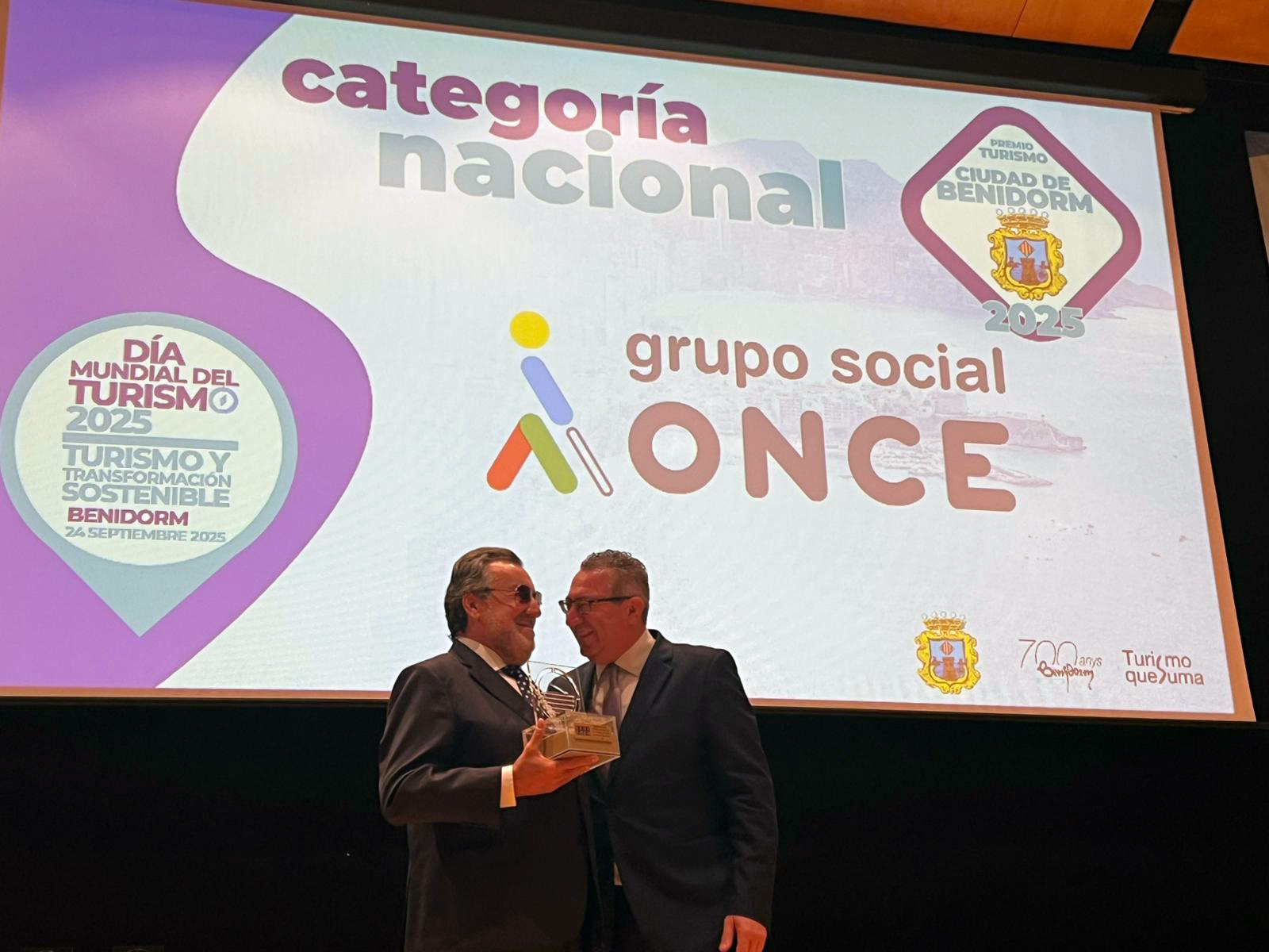 Miguel Carballeda, con el galardón en la mano, junto a Toni Pérez Miguel Carballeda, con el galardón en la mano, junto a Toni Pérez