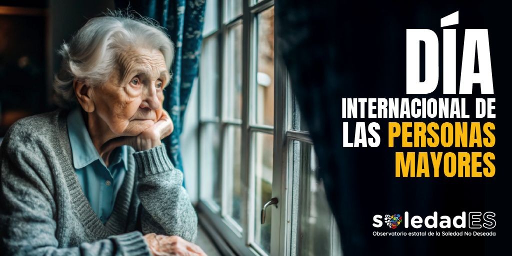 Una mujer mayor pensativa mira por la ventana junto al lema del Día Internacional de las Personas Mayores | Imagen de Fundación ONCE