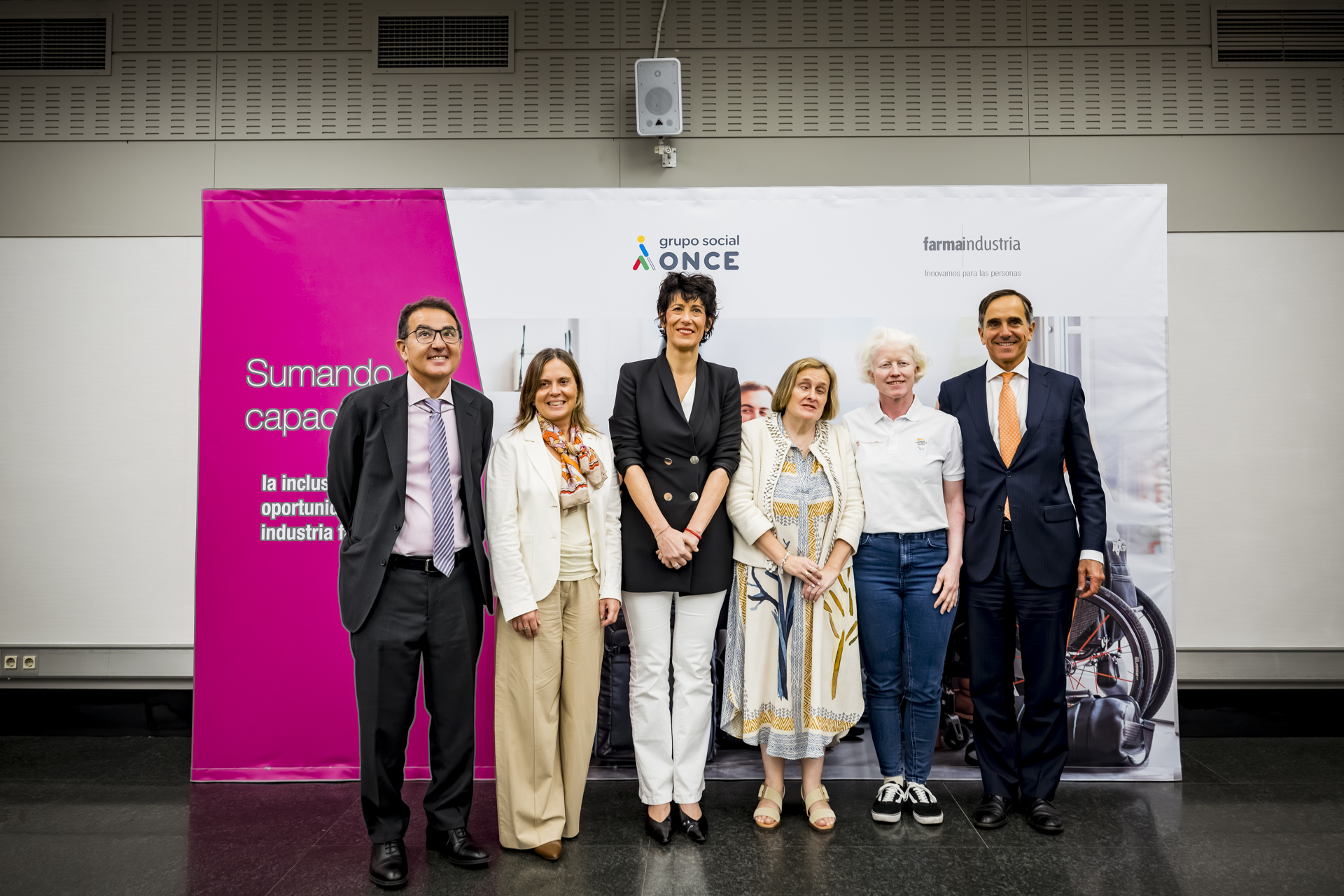 Foto de familia de los asistentes a la jornada con la ministra en el centro de la imagen