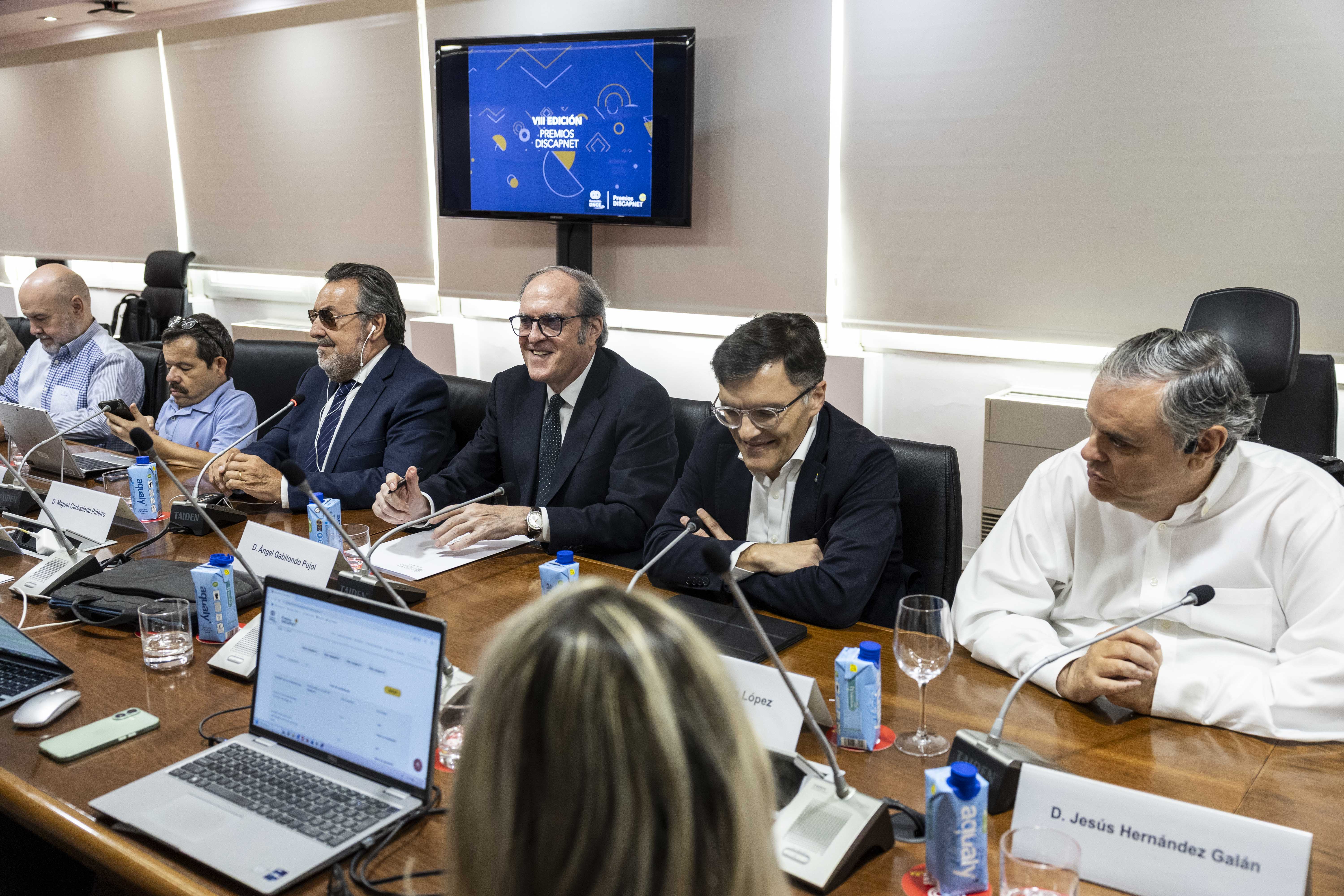 Miguel Carballeda junto a Ángel Gabilondo, ambos en el centro de la imagen, en la cabecera de la mesa del Jurado de los Premios Discapnet