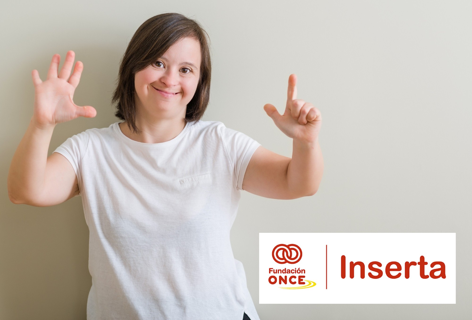 Mujer con síndrome de Down junto al logo de Inserta Empleo - Fundación ONCE