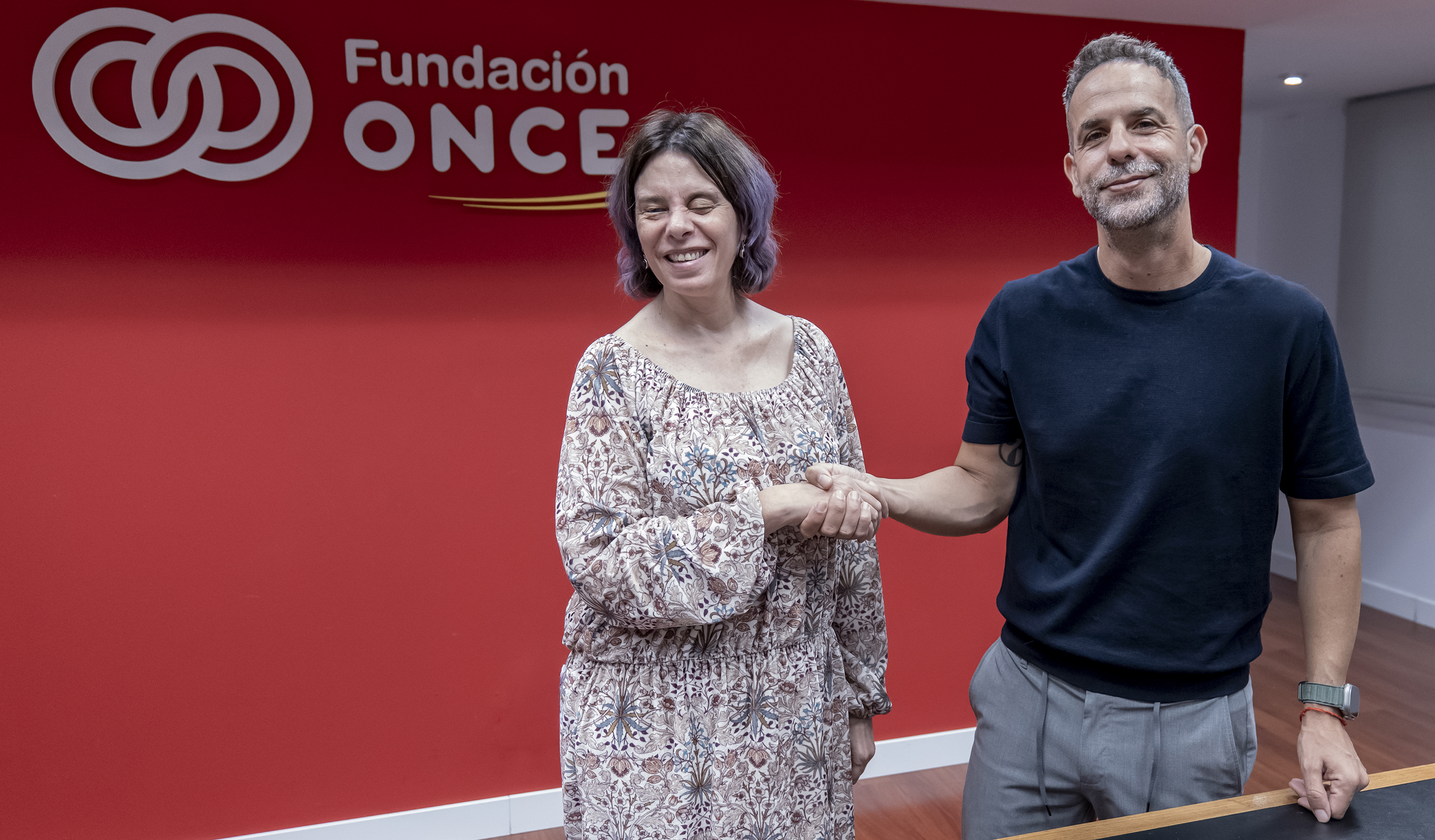 Virginia Carcedo y Alfredo Pérez se dan la mano durante la firma del acuerdo en la sede de Fundación ONCE Virginia Carcedo y Alfredo Pérez se dan la mano durante la firma del acuerdo en la sede de Fundación ONCE
