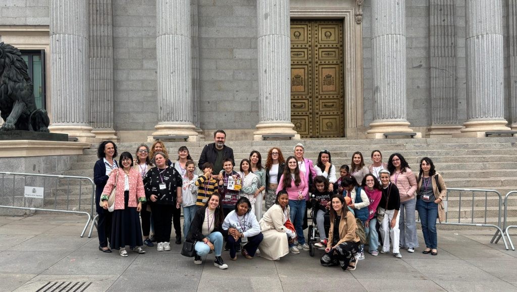 Grupo de niñas, madres y responsables de la FCM en el Congreso de los Diputados Grupo de niñas, madres y responsables de la FCM en el Congreso de los Diputados