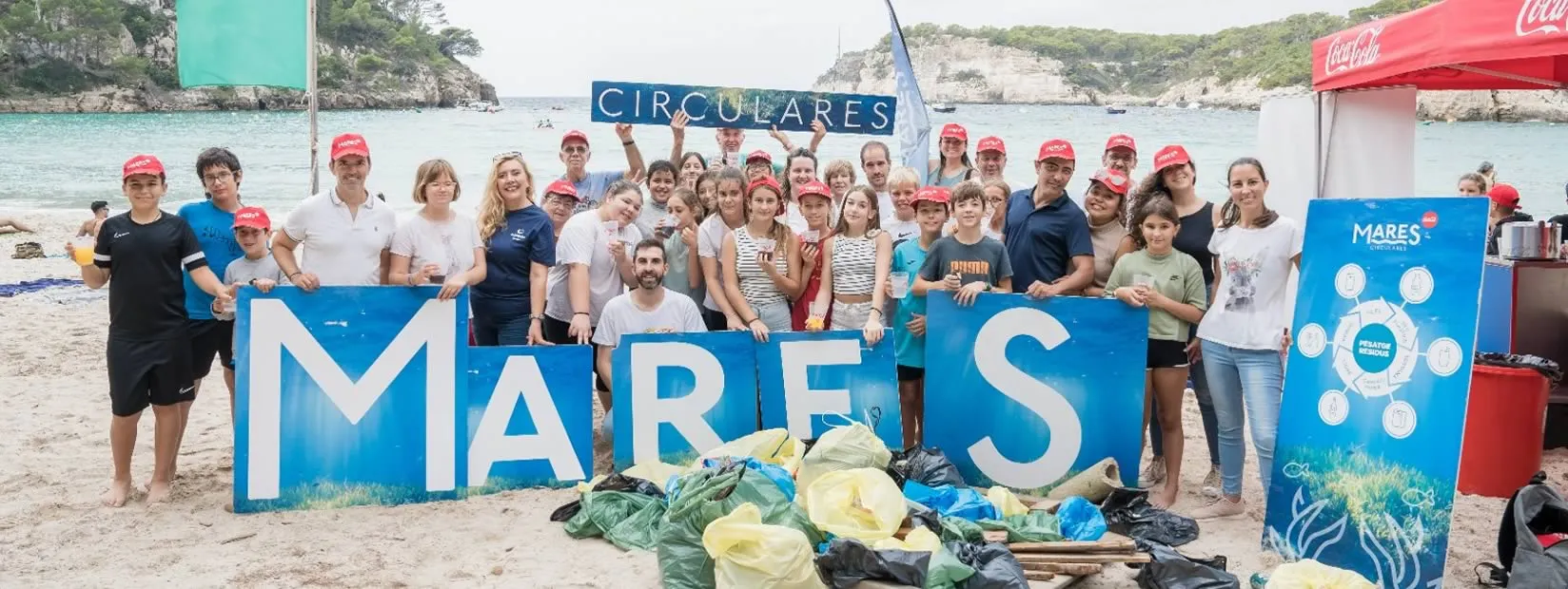 Profesionales de Ilunion Hotels con niños y jóvenes participantes en el programa Mares Circulares en Playa Galdana