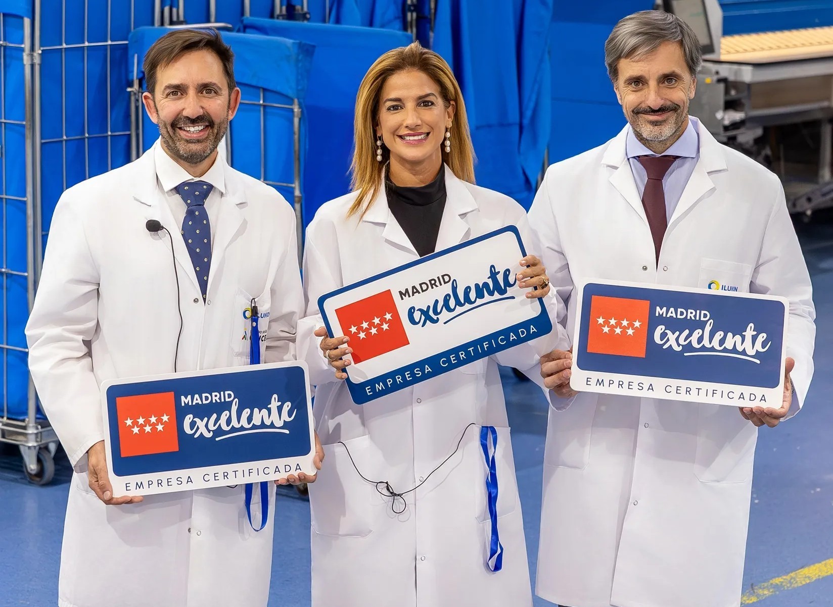 Responsables de Ilunion TextilCare junto a Elena Mantilla, en el centro de la imagen, muestra el sello del certificado Madrid Excelente Responsables de Ilunion TextilCare junto a Elena Mantilla, en el centro de la imagen, muestra el sello del certificado Madrid Excelente