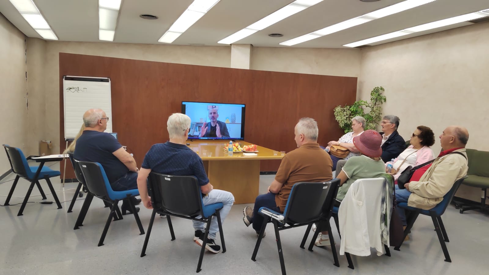 Grupo de mayores de la ONCE siguiendo la intervención de Rafael Santandreu, psicólogo