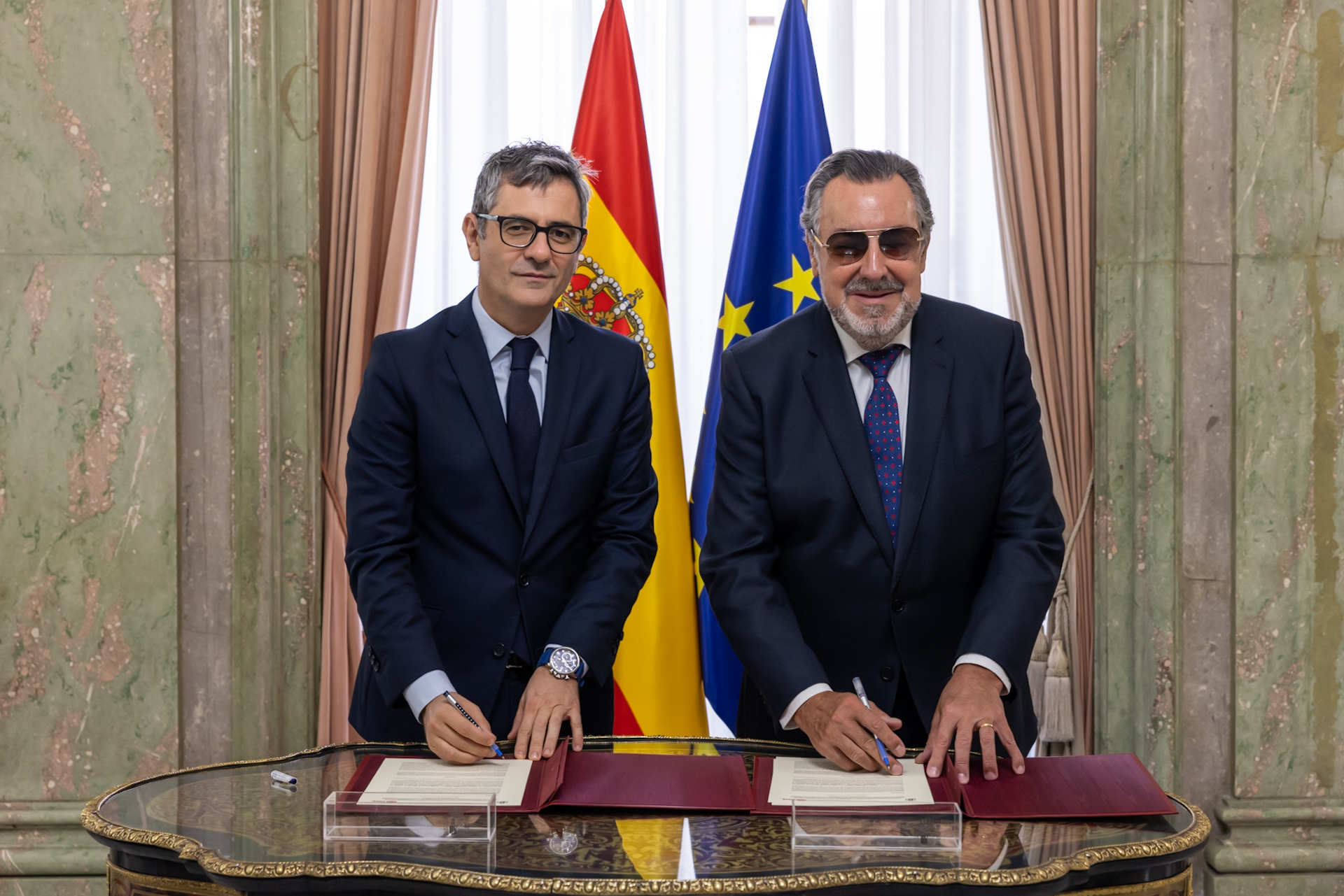 Felix Bolaños y Miguel Carballeda firman el acuerdo para mejorar la accesibilidad de los servicios a la Justicia 