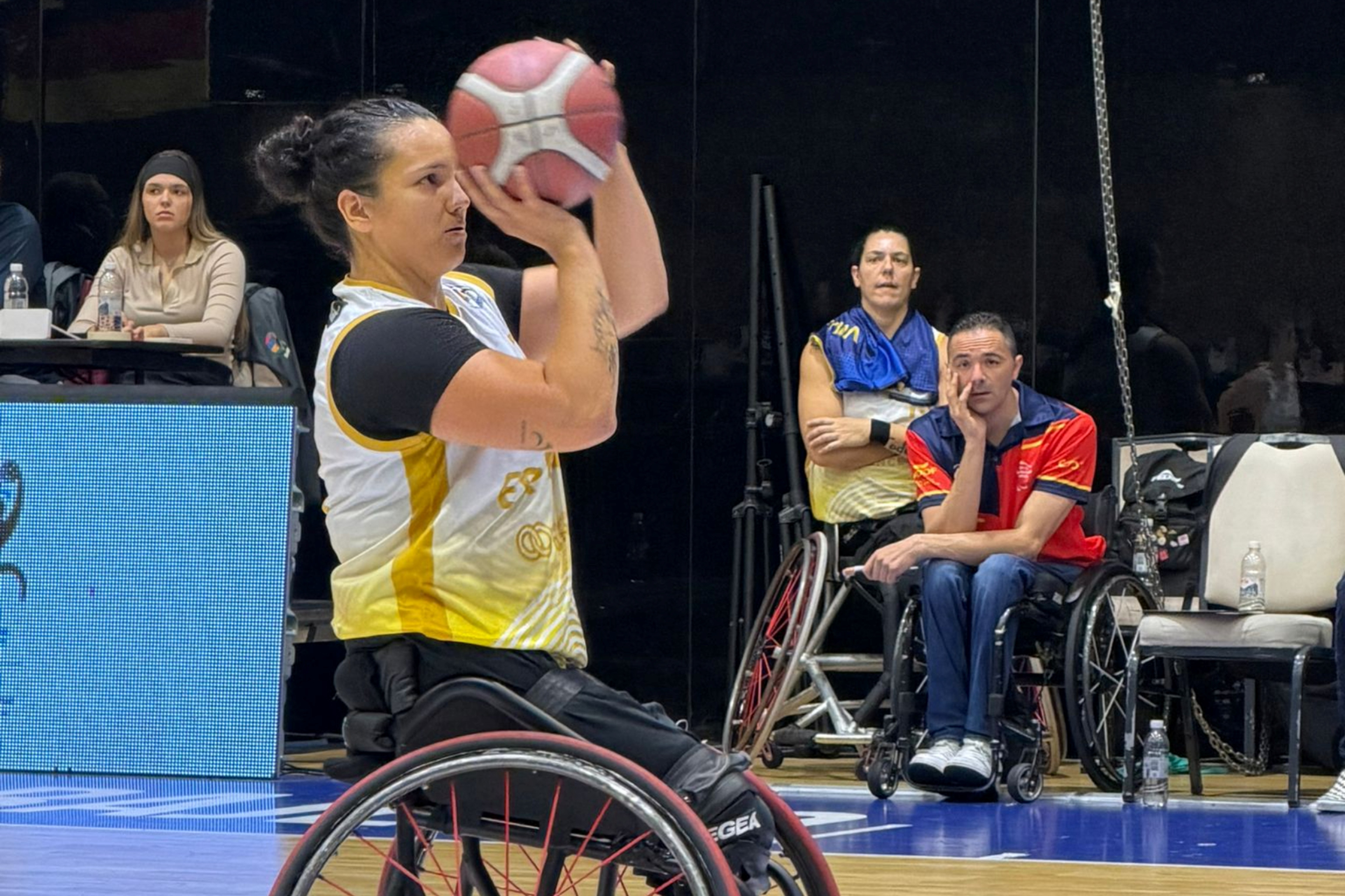 Una jugadora española lanza a canasta en el partido por el bronce frente a Alemania