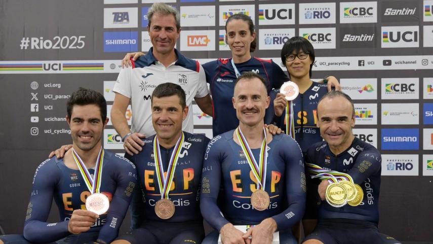 El equipo español de ciclismo muestra sus medallas