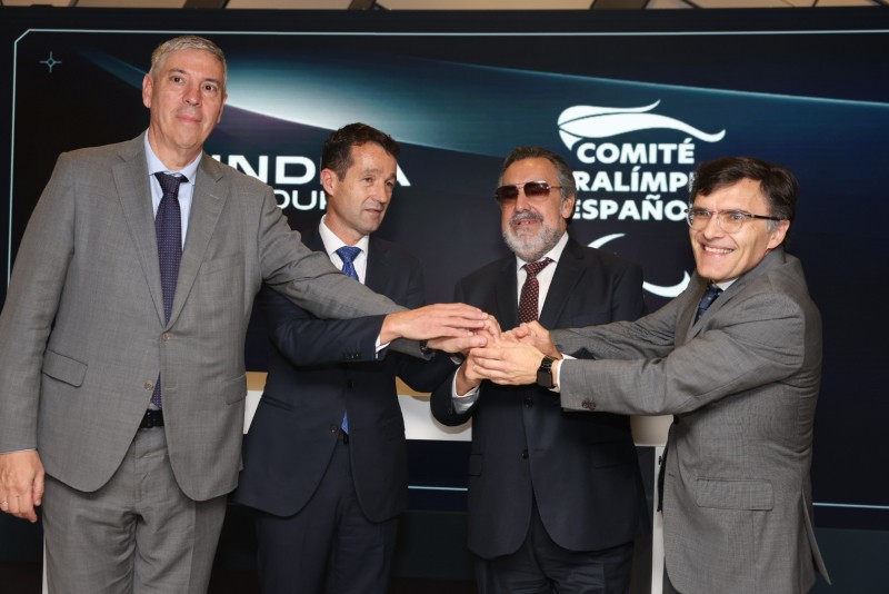 Ángel Escribano, presidente ejecutivo de Indra Group; José Vicente de los Mozos, consejero delegado de Indra Group, y Miguel Carballeda, presidente del Grupo Social ONCE, y Alberto Durán, presidente del CPE juntando sus manos tras la firma del acuerdo de patrocinio