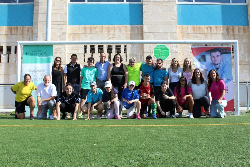 Foto de familia de responsables y participantes del programa ‘Entrenando Talento’ 