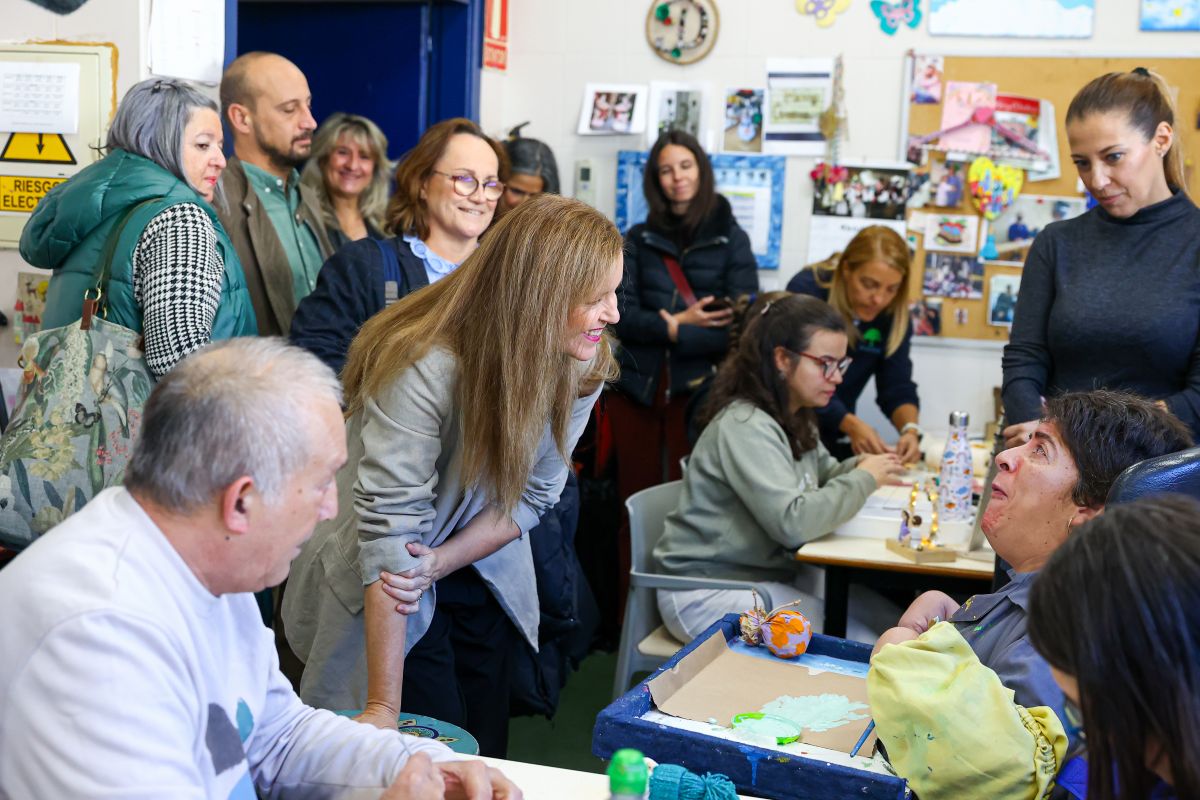 La consejera Ana Dávila dialoga con una de las participantes en el programa Esenciales del centro de Fuenlabrada