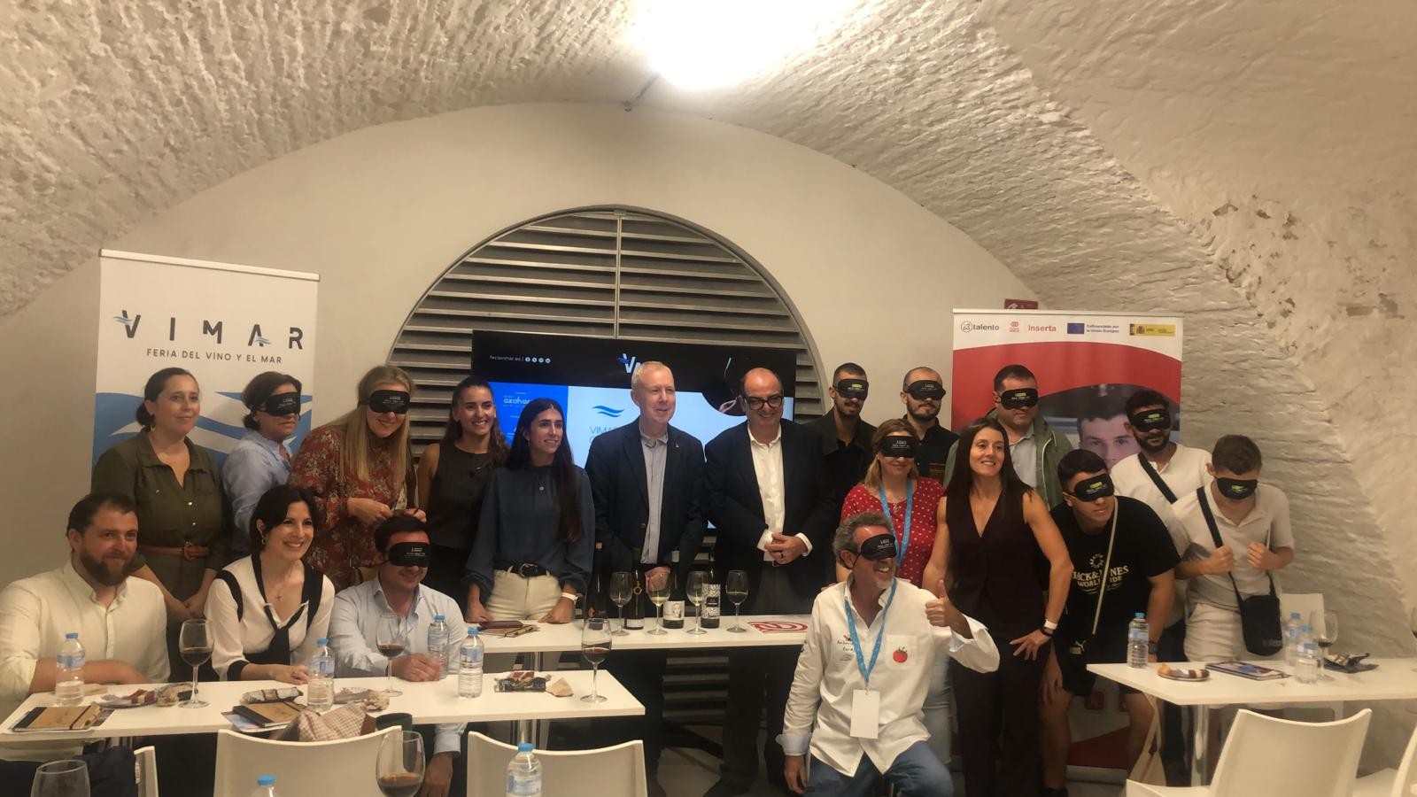 Imagen del grupo participante en una de las catas, junto a los responsables de la ONCE y de Inserta Empleo en la región