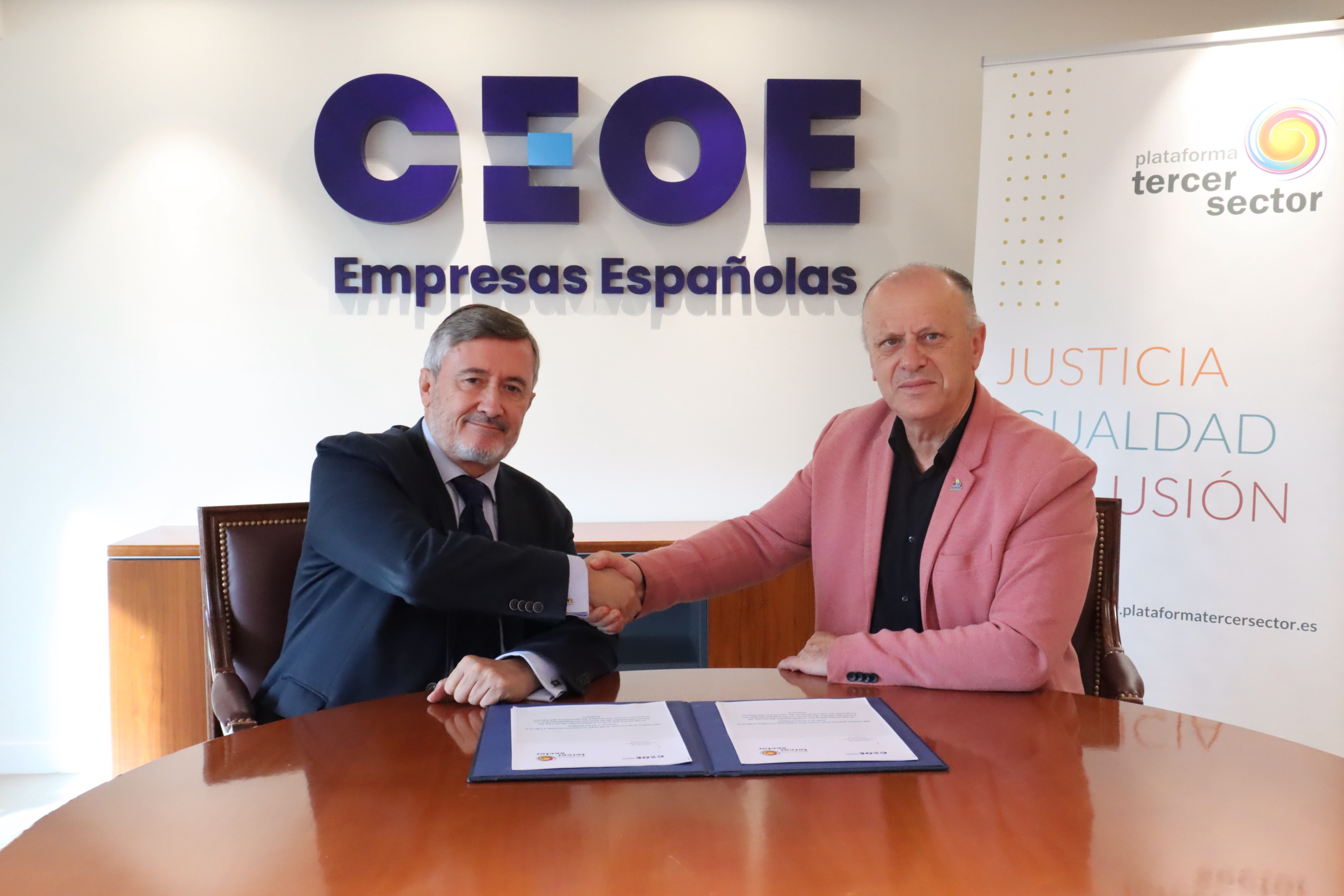 Juan Antonio Segura y  Juan Ignacio Beltrán se dan la mano tras la firma del acuerdo 