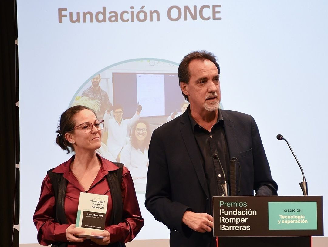 Paloma Cid y Enric Botí recogiendo el premio