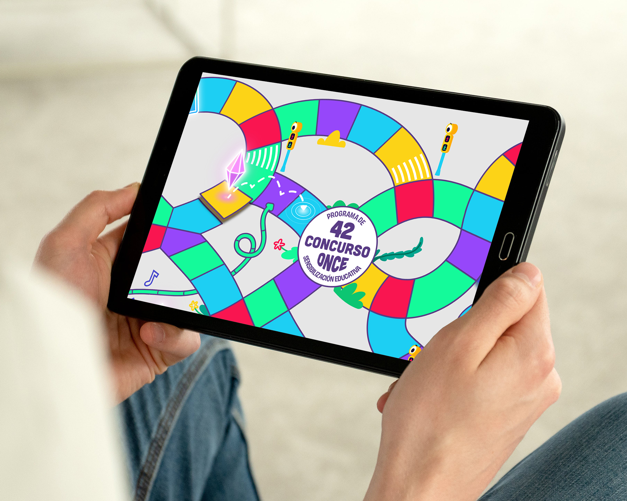 Primer plano del Tablero de Accesibilidad del Concurso Escolar de la ONCE en una tablet