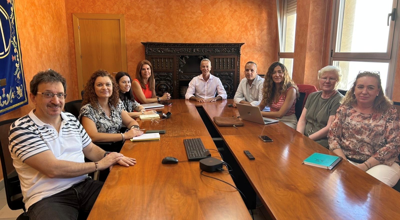 Foto de la mesa de reunión entre los responsables de la ONCE en Ceuta y del Ministerio de Educación