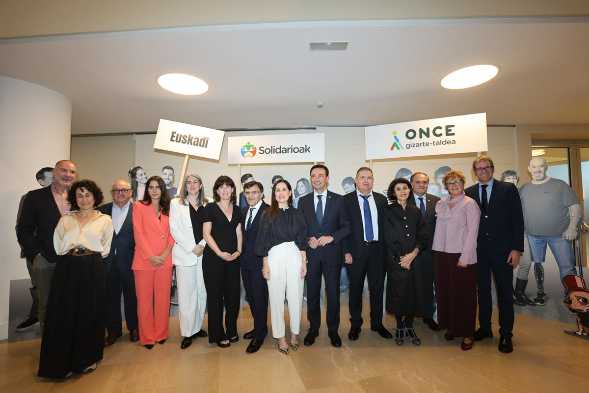 Galardonados con los Premios Solidarios Euskadi acompañados por las autoridades