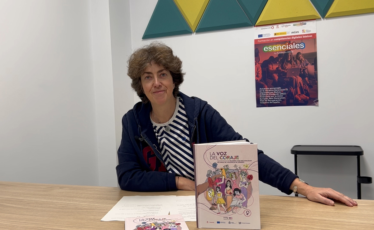 Esther Peñas posa junto a su libro