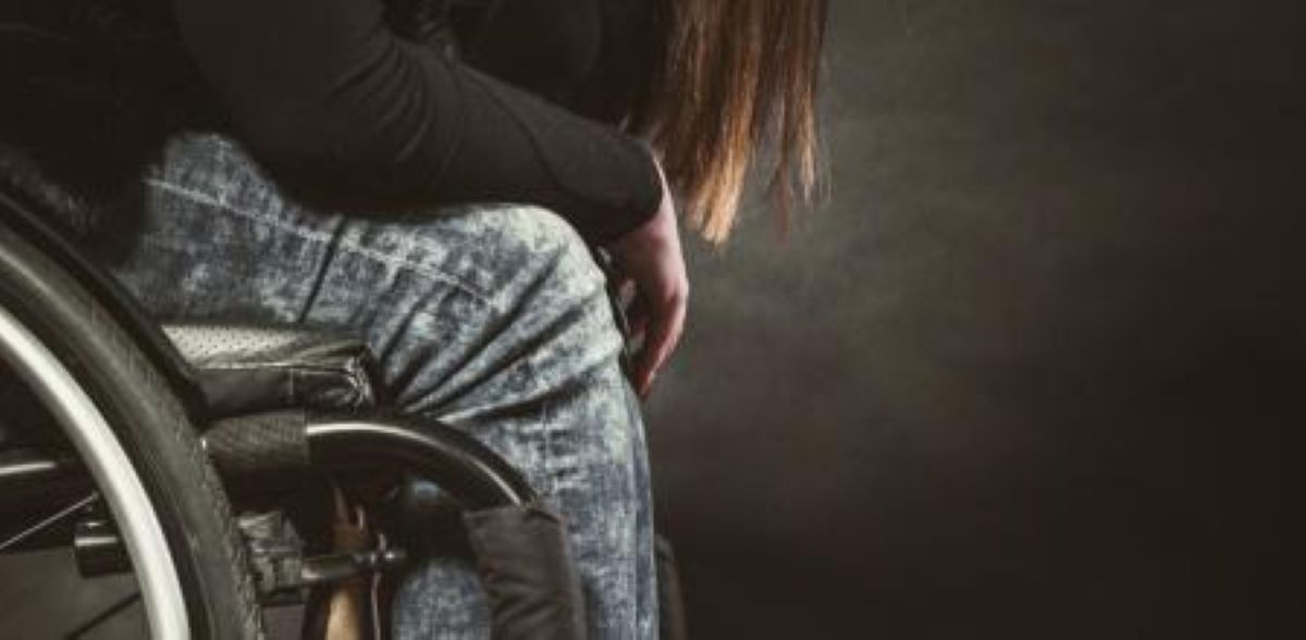 Primer plano de una joven en silla de ruedas