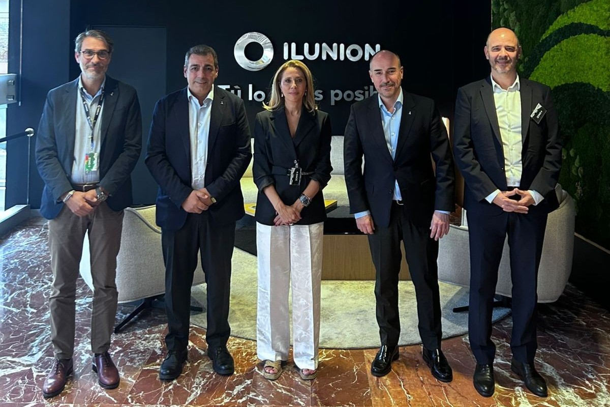 Foto de familia tras la firma del acuerdo entre ambas ILUNION y Family Biscuits