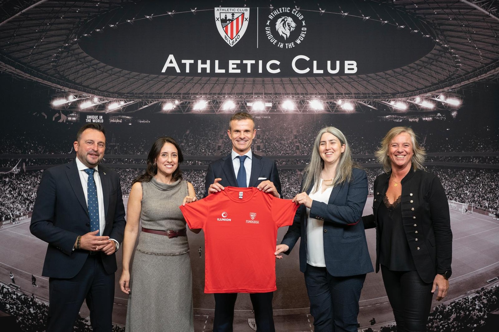 De izquierda a derecha: El gerente nacional de Limpieza de ILUNION Facility Services, Francisco Guirado; la gerente territorial Zona Norte de ILUNION Facility Services, Itziar Prieto Salvador; el presidente del Athletic Club, Jon Uriarte; la delegada Territorial de ONCE del País Vasco, Usue Vallejo; y la responsable del proyecto Utopía, María José Boraita.  