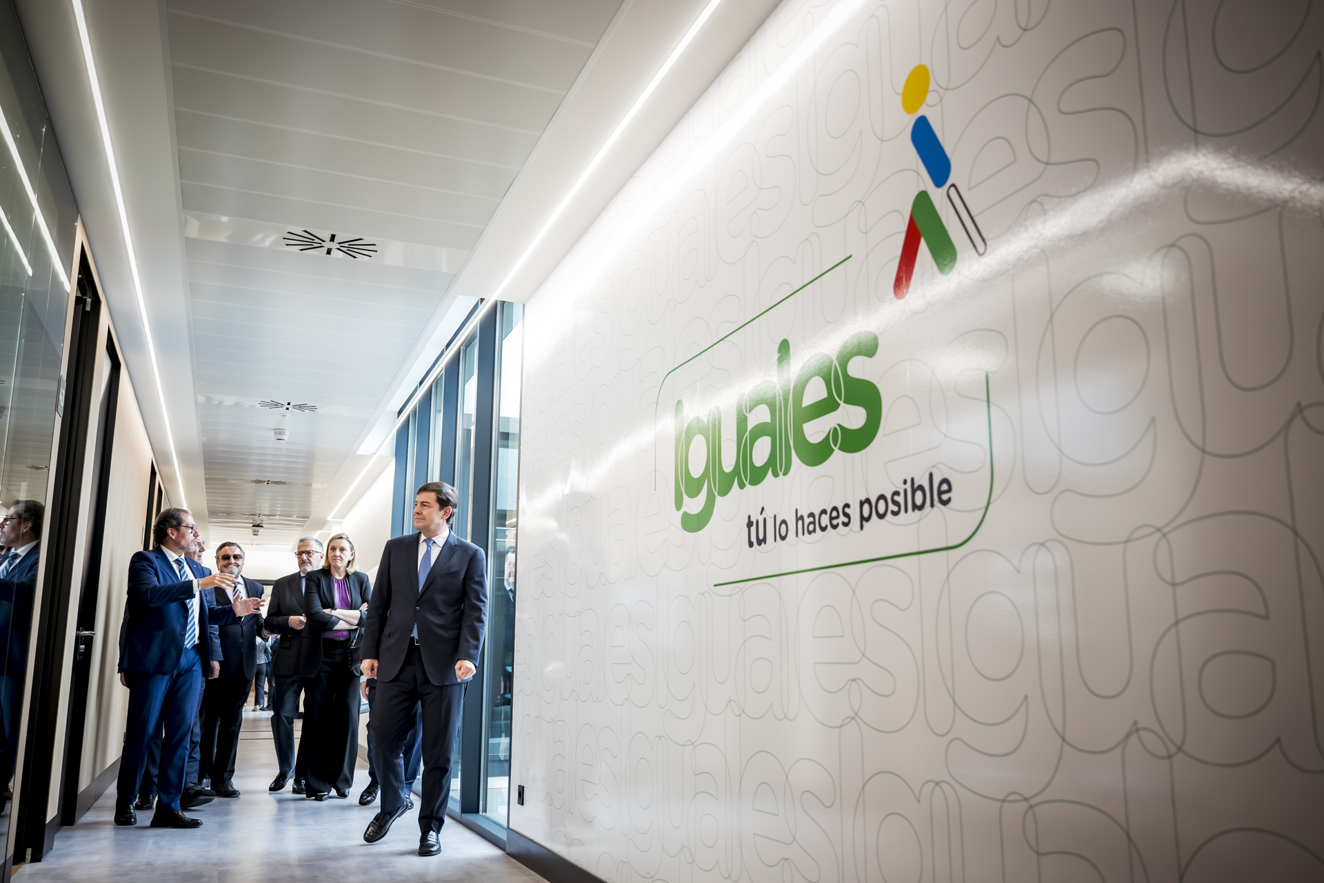 Mañueco, en primer lugar, junto a Miguel Carballeda y el alcalde de la ciudad, entre otras personalidades, escuchan las explicaciones del delegado de la ONCE, Ismael Pérez, durante el recorrido por el interior de las instalaciones