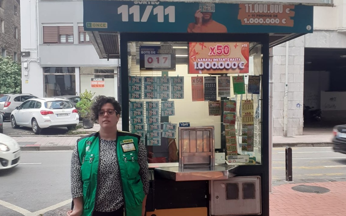 Nagore Zabala González es vendedora del cupón de la ONCE y ha repartido en Éibar 535.000 euros en dos cupones