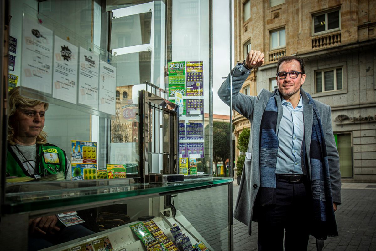 Ismael Pérez apoyado en uno de los quioscos de la ONCE en Valladolid, sede de la delegación territorial que se acaba de inaugurar