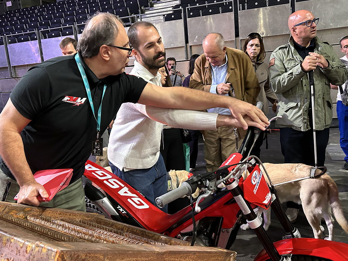 Javi Álvaro reconoce una moto al tacto