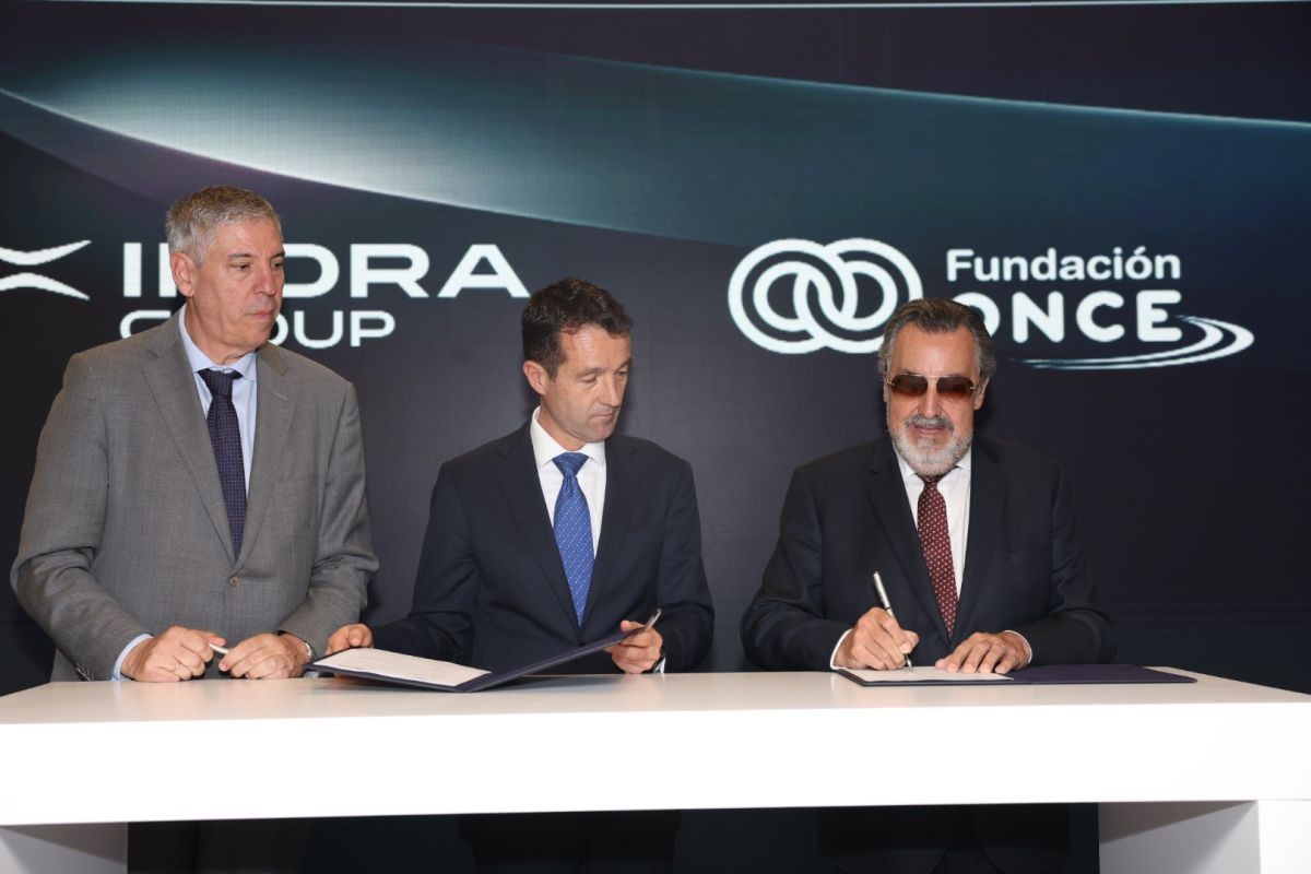 Ángel Escribano, presidente ejecutivo de Indra Group; José Vicente de los Mozos, consejero delegado de Indra Group, y Miguel Carballeda, presidente de Fundación ONCE firmando el acuerdo