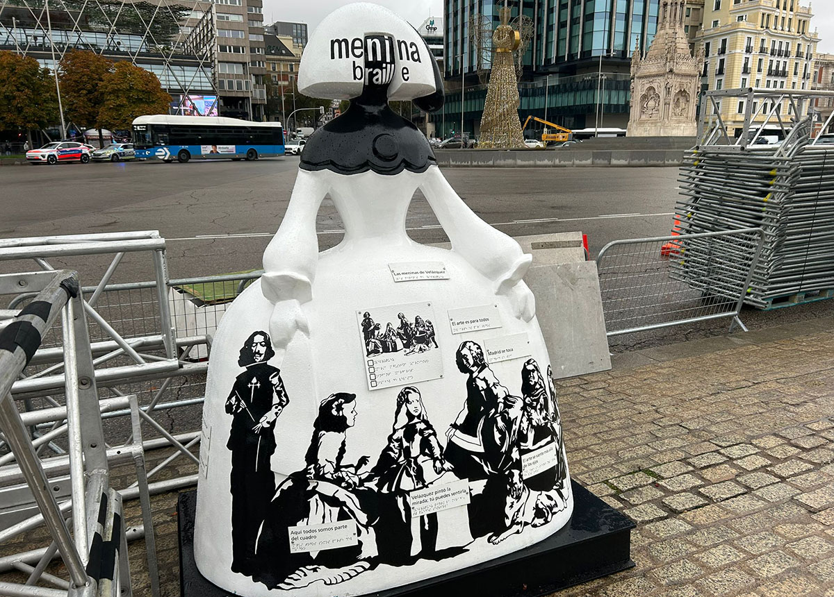 Menina con detalles en braille