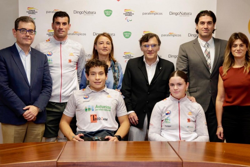 Foto de familia de deportistas y responsables del CPE y de DingoNatura en la firma del acuerdo de renovación