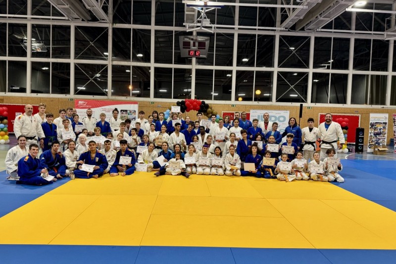 Foto de grupo algunos de los judokas participantes en las jornadas de promoción de judo paralímpico en el Polideportivo Universitario de la Universidad de La Rioja, en Logroño