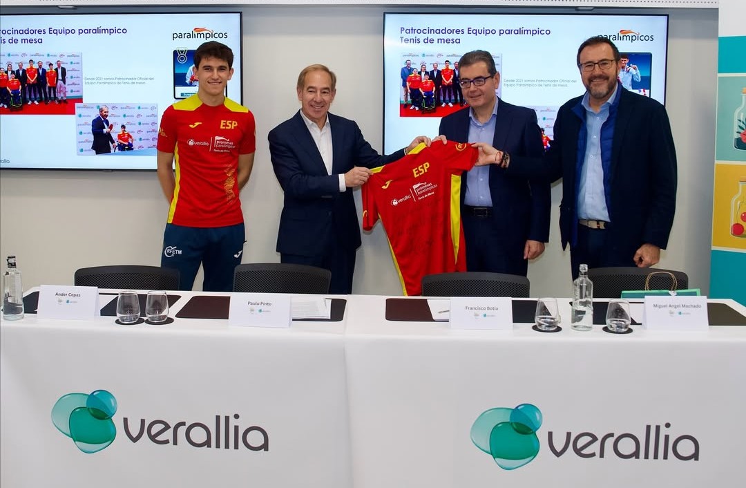 De izda a dcha, Ánder Cepas, Paulo Pinto, Francisco Botía y Miguel Ángel Machado en la firma del acuerdo de patrocinio