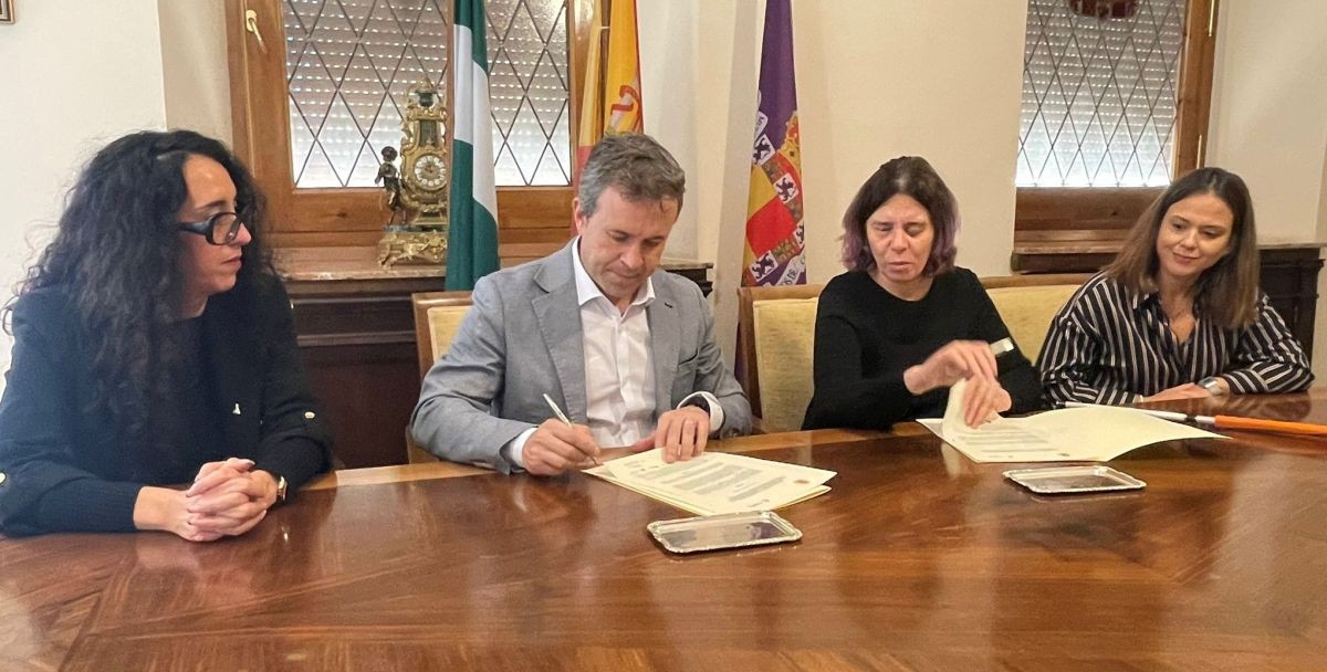 El alcalde de Jaén y la secretaria general de Fundación ONCE durante la firma del convenio Foto de Inserta