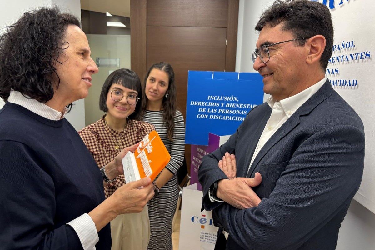 Ana Peláez, en primer plano, con el certificado Bequal Premium, junto a José Antonio Martín, director de la Fundación Bequal, y compañeras de Ana en la FCM