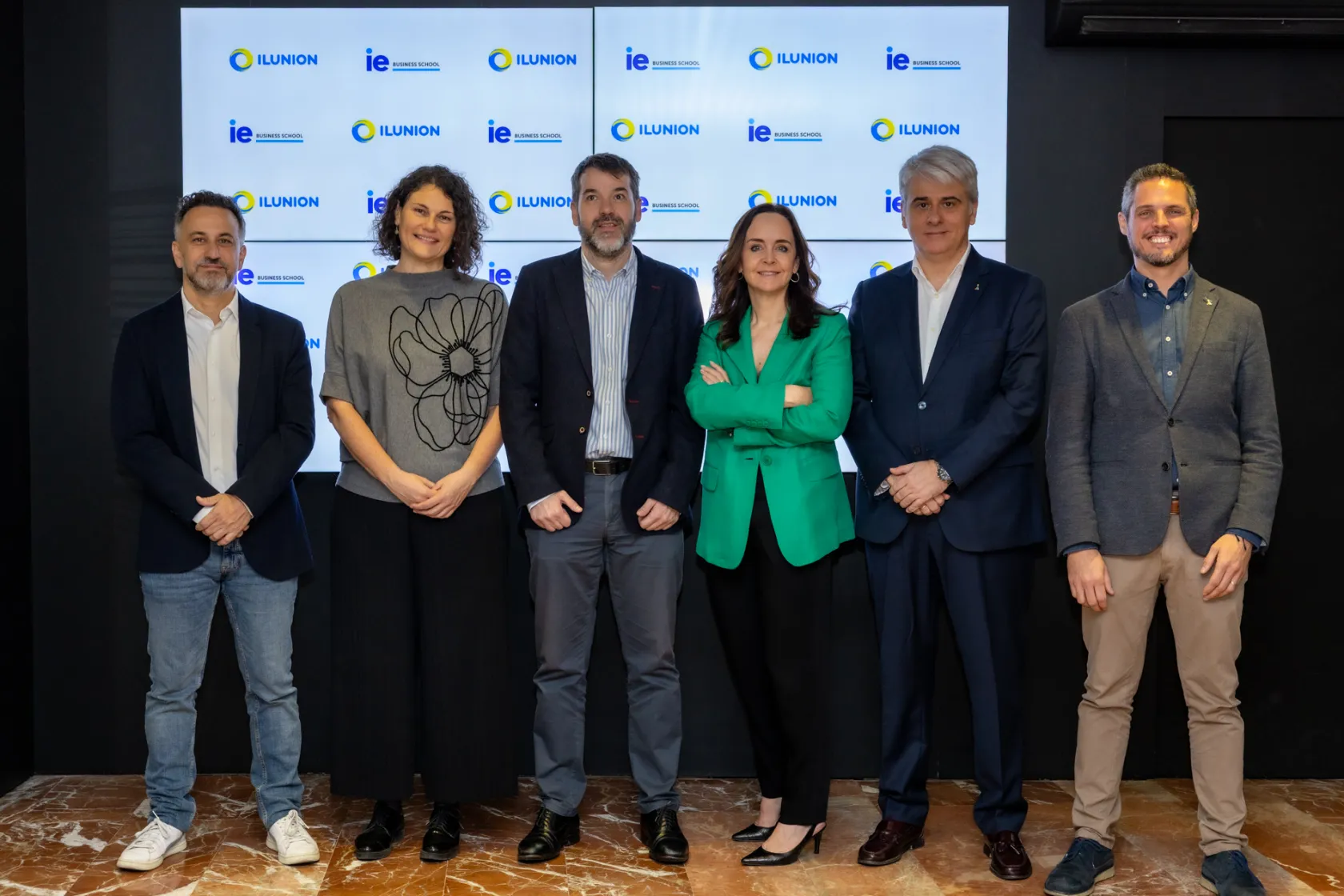 Foto de grupo de los miembros de los equipos de innovación del IE Business School y directivos de ILUNION Accesibilidad.