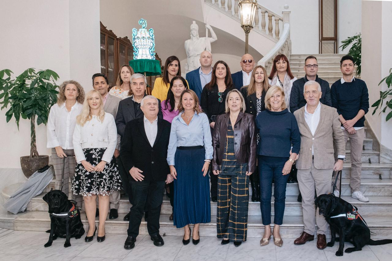 Consejo Territorial de la ONCE en la Comunitat Valenciana  junto a Begoña Carrasco y Clara Adsuara en la escalinata del ayuntamiento de Castellón
