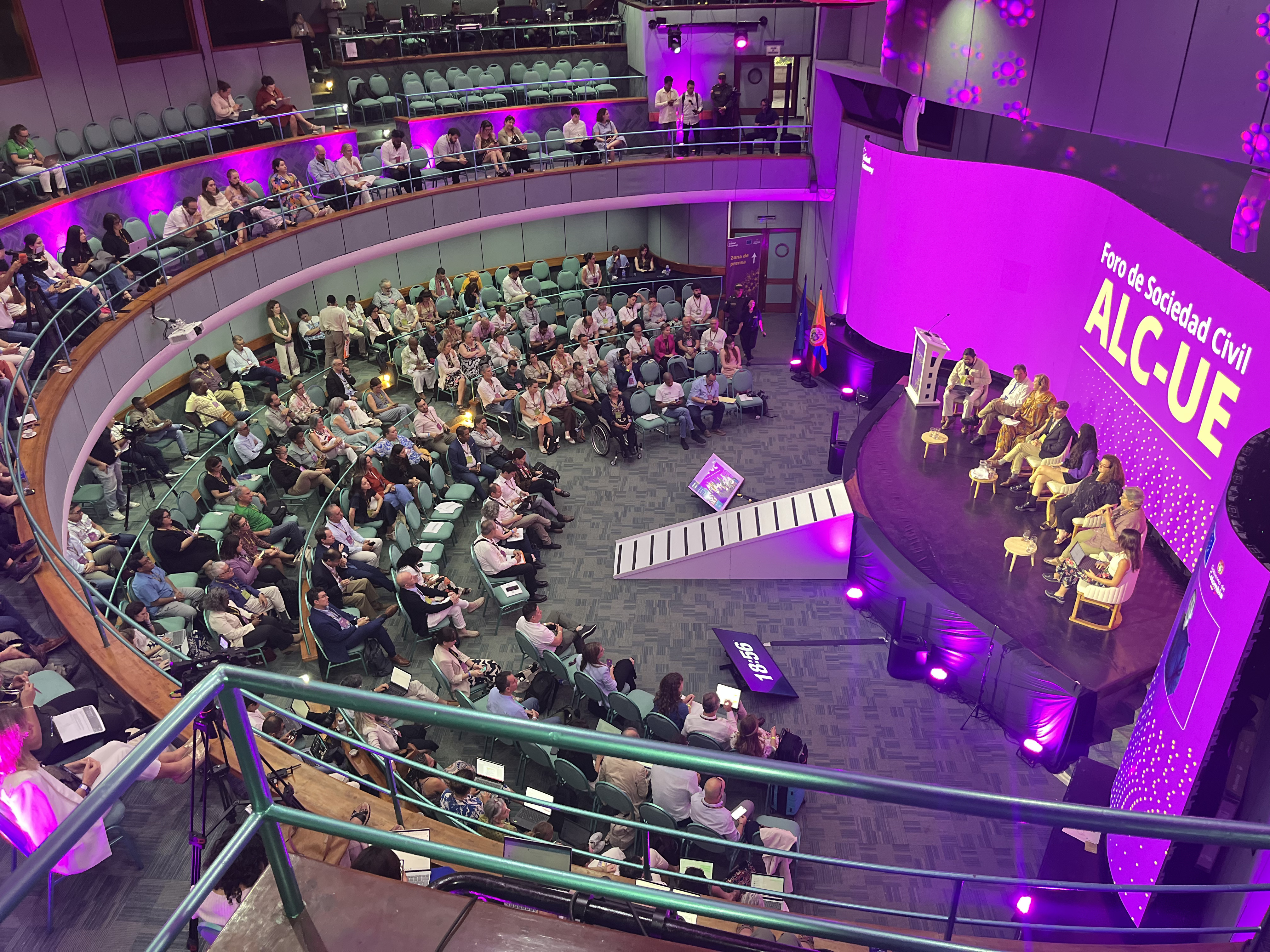 Vista cenital de la jornada del foro civil de la cumbre con participación del Grupo Social ONCE