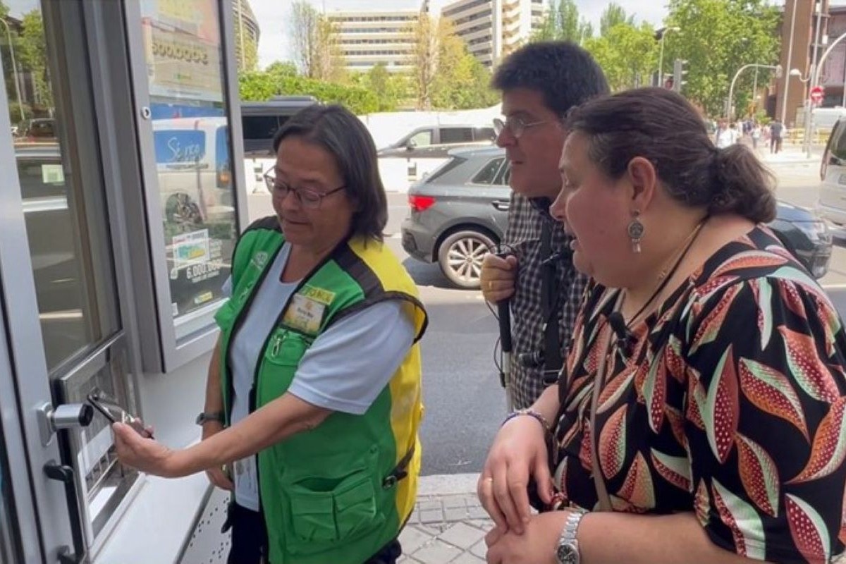 Pilar y Jesús junto a la vendedora del quiosco de Madrid que sirvió de prueba piloto del proyecto cercano al estadio Santiago Bernabeu